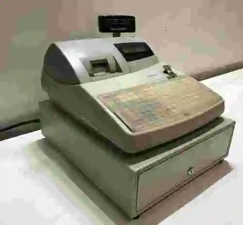 6. CAJA REGISTRADORA SHARP XE-A212 CON CAJÓN PARA MONEDAS Y BILLETES