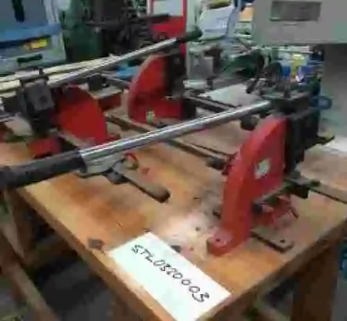4. Banco de trabajo de madera con prensas manuales para trabajos de tipografia