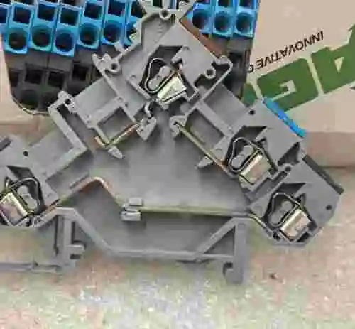 4. LOTE DE 44 BLOQUES DE TERMINALES DE SENSOR WAGO 280-560, 380V 20A