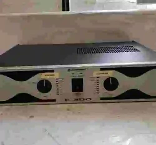 1. Amplificador OMNITRONIC E-300