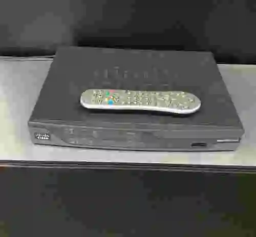 3. Expositor de vídeo (televisión + equipo reproducción)