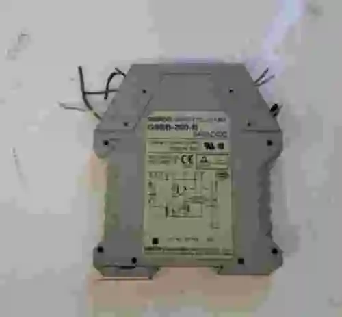 1. Relé de seguridad OMRON G9SB-200-B