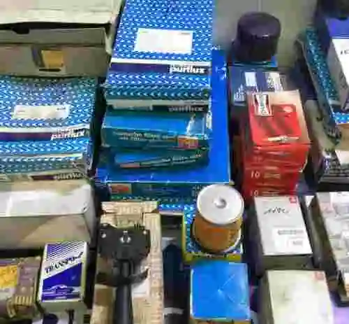15. LOTE DE REPUESTOS ORIGINALES PARA AUTOMÓVILES