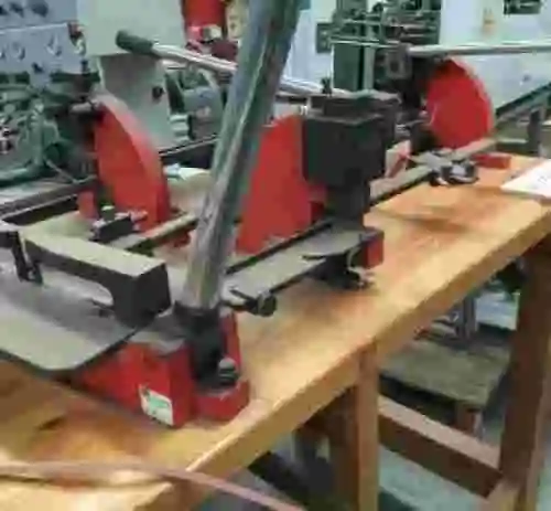 7. Banco de trabajo de madera con prensas manuales para trabajos de tipografia