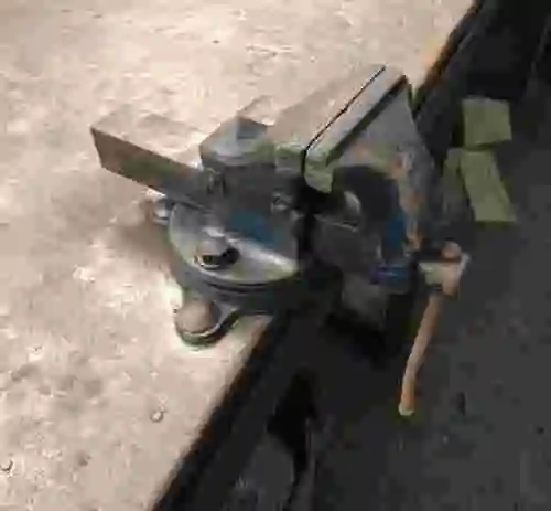 5. Mesa de trabajo de 3400x1100 madera forrada de chapa + 4 tornillo