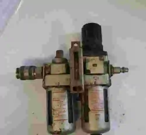 2. Regulador de filtro SMC AW30-F03E + lubricador SMC AL30-F03