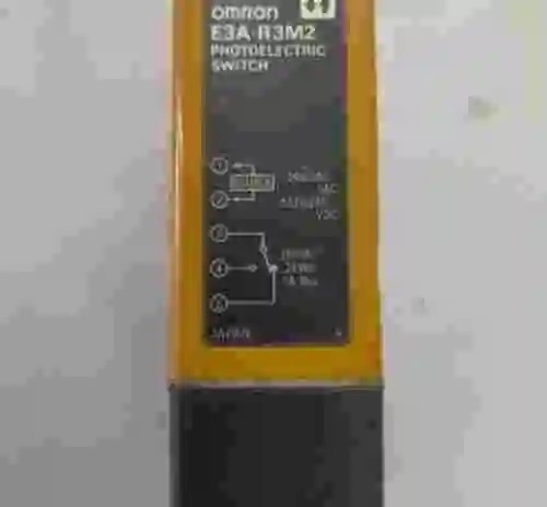 3. Sensor fotoeléctrico OMRON E3A-R3M2