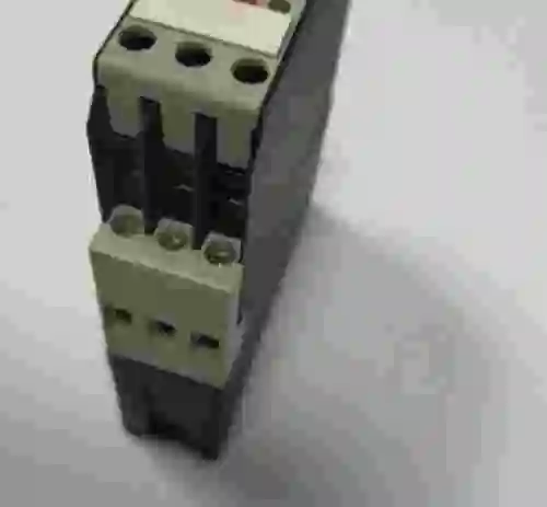 2. Relé de Retraso de Tiempo TELEMECANIQUE RE4 TP13BU