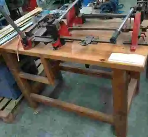 1. Banco de trabajo de madera con prensas manuales para trabajos de tipografia