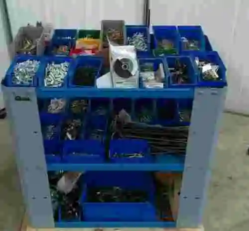 1. Carro portaherramientas con diversa tornillería para madera