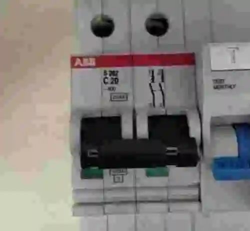 1. Interruptor automático ABB S282-C20