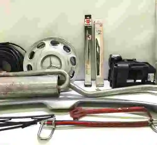 44. LOTE DE REPUESTOS ORIGINALES PARA AUTOMÓVILES