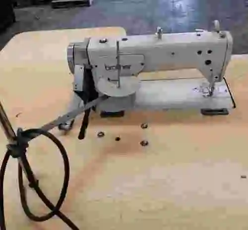 2. MAQUINA DE COSER BROTHER SL-755-3A CON MESA GRANDE