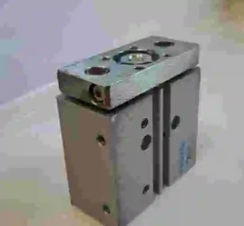 3. Actuador guiado FESTO DFM-16-20-P-A-KF