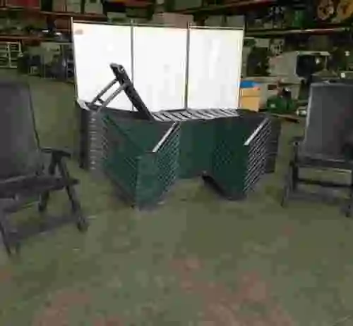 1. 10 Tumbonas verdes nuevas de ocasion y dos sillones reclinables.