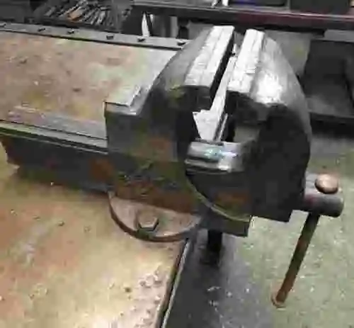 3. Mesa de trabajo de 3400x1100 madera forrada de chapa + 4 tornillo