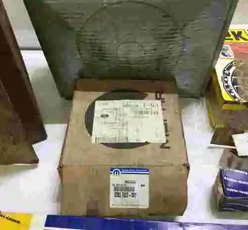 63. LOTE DE REPUESTOS ORIGINALES PARA AUTOMÓVILES