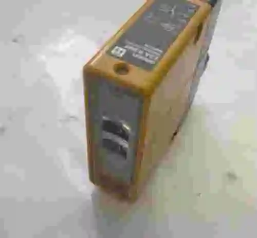2. Sensor fotoeléctrico OMRON E3A-R3M2