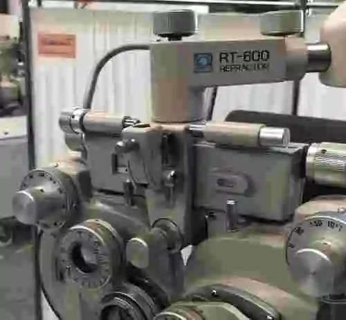 7. MESA OCULISTA INDO INNOVO-NIDEX REFRACTOR RT-600 + NIDEX AUTO CHART PROJECTOR CP-670