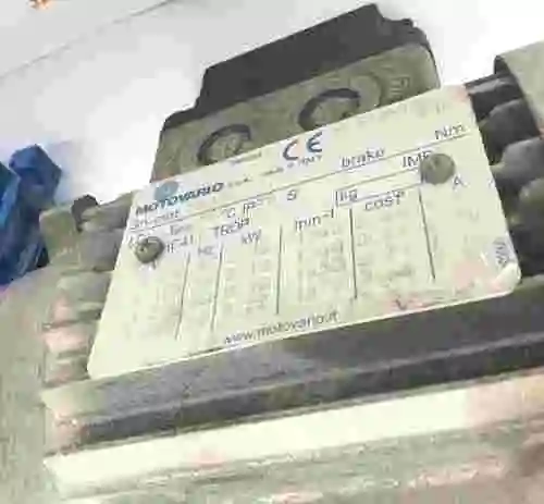 7. MOTOR CON REDUCTOR MARCA MOTOVARIO DE 0.18KW