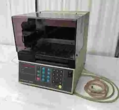 1. Cromotógrafo PerkinElmer ISS-100