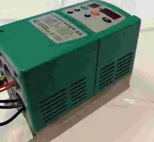 2. Convertidor de frecuencia CONTROL TECHNIQUE COMMANDER SE 11200075 SE1.5M 0,75kW