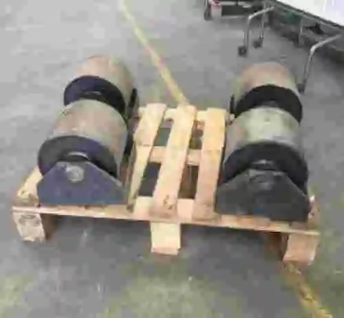 2. Cuatro rodillos giratorios sobre soporte metálico.