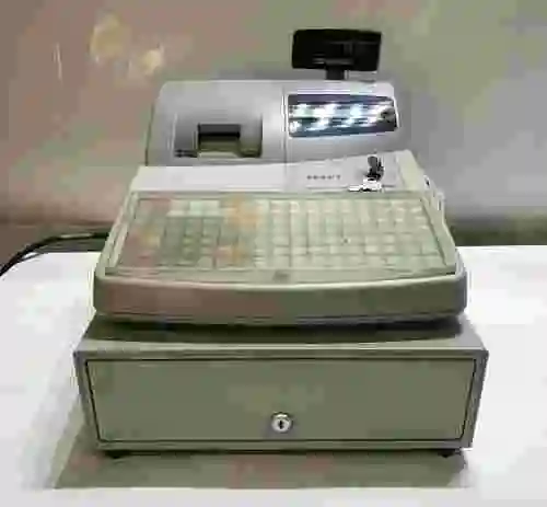 2. CAJA REGISTRADORA SHARP XE-A212 CON CAJÓN PARA MONEDAS Y BILLETES