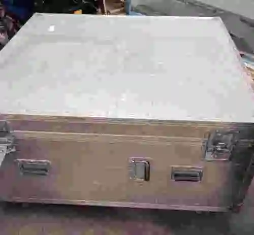 1. Cajon metalico acolchado