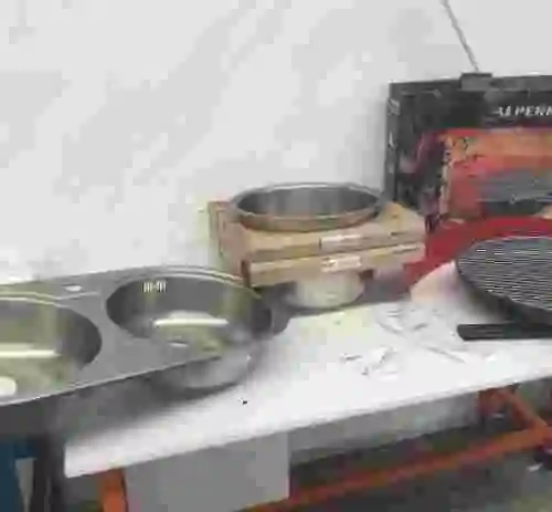 5. Lote de lavabo Inox dos senos+ dos lavabos individuales + una barbacoa.