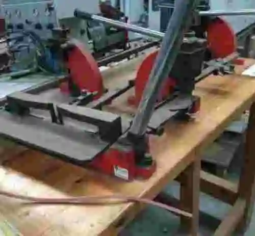 6. Banco de trabajo de madera con prensas manuales para trabajos de tipografia
