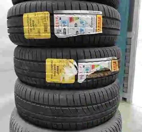 4. LOTE DE NEUMÁTICOS NUEVOS + SOPORTE CON RUEDAS PARA TALLER