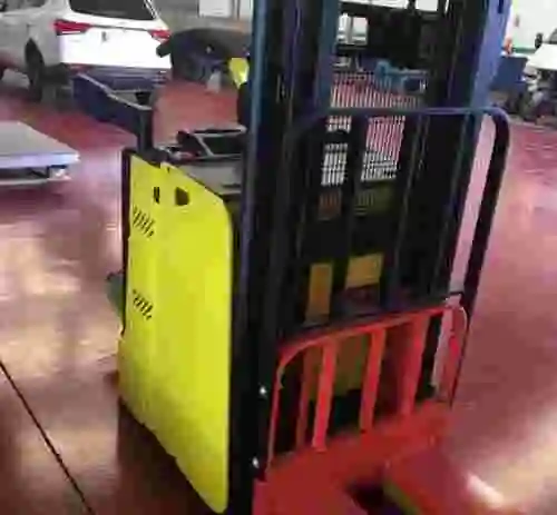 5. Apilador eléctrico con plataforma para operario Hyster