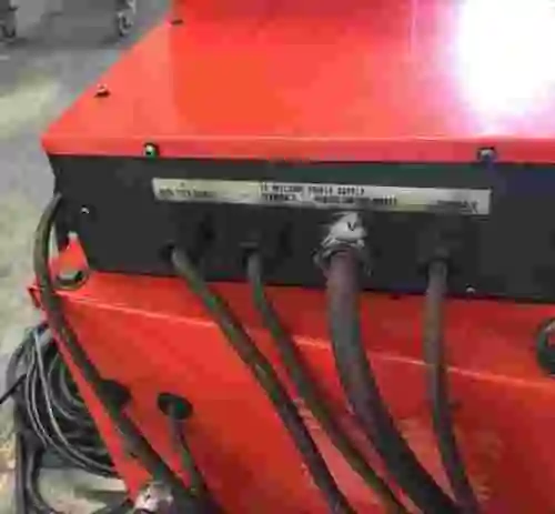 7. Equipo de soldadura con robot Pana Star HF-350 con control dé alimentación.
