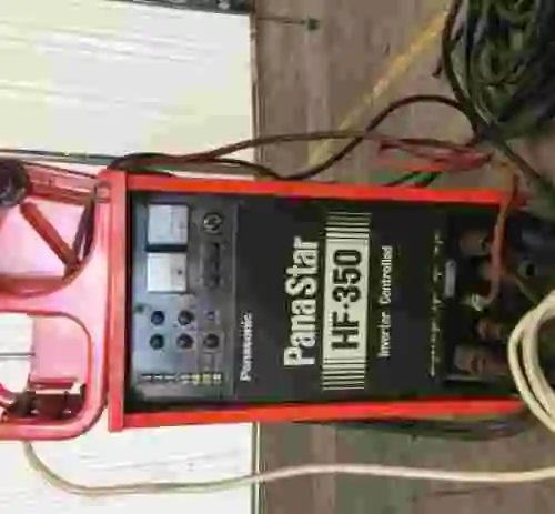 4. Equipo de soldadura con robot Pana Star HF-350 con control dé alimentación.