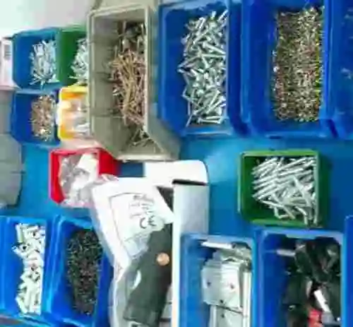 7. Carro portaherramientas con diversa tornillería para madera