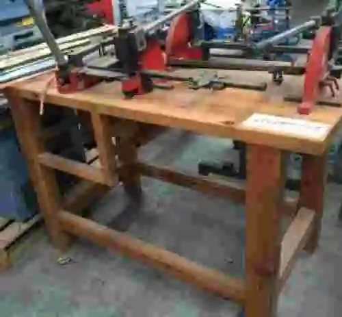 3. Banco de trabajo de madera con prensas manuales para trabajos de tipografia