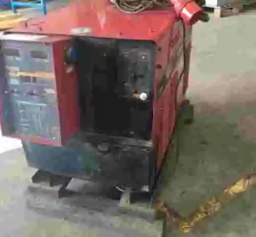 7. Grupo de soldadura Lincoln  Power Wave 455M para soldar con robot.