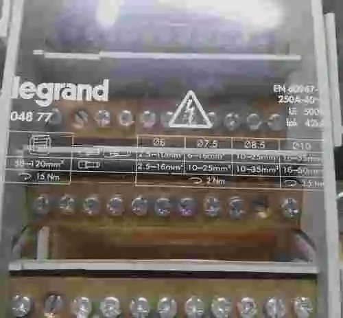 3. LEGRAND 04877 PIEZA MODULAR DISTRIBUCION 4P 250A IPK 42KA NUEVO