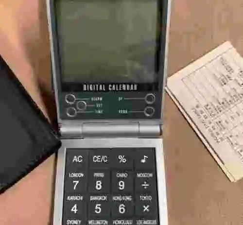 5. 100 UNIDADES CALENDARIO, ALARMA, CALCULADORA DIGITAL