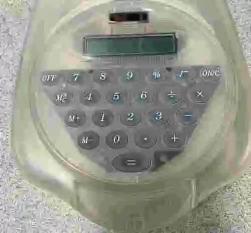 3. 280 UNIDADES GUARDA CD + CALCULADORA