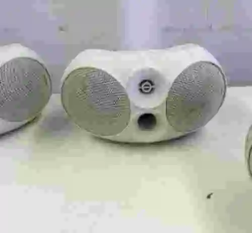 3. Cinco altavoces Artsound. Para colgar sobre pared.