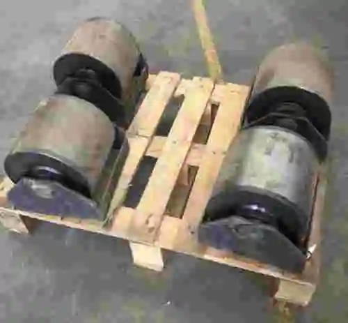1. Cuatro rodillos giratorios sobre soporte metálico.
