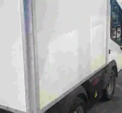 7. Camión eléctrico caja cerrada