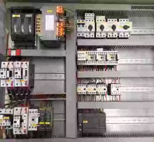 8. CUADRO DE POTENCIA Y MANIOBRA CON CUADRO FUSIBLES, TRANF. MANIOBRA Y AUTOMATA SIEMENS