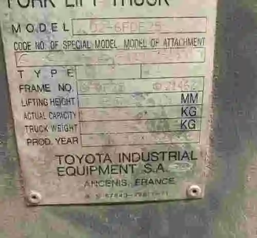 3. Carretilla elevadora Toyota 6FDF25 Mástril Triple