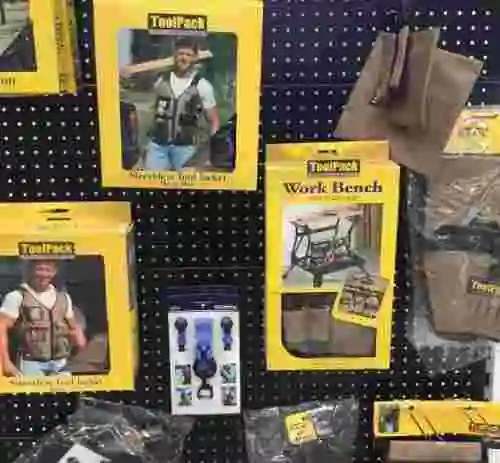 4. NUEVO EXPOSITOR ILUMINADO CON ARTÍCULOS Y HERRAMIENTAS DE FERRETERIA + COLGADORES