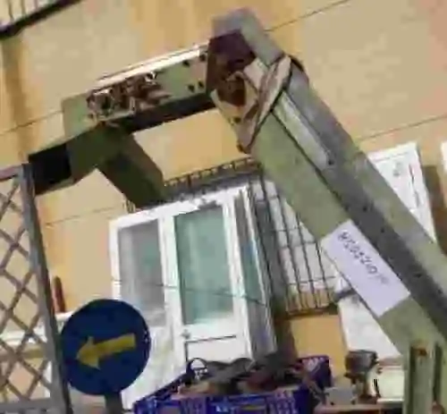 8. Elevador con tolva de Inox y variador de frecuencia  para regular la velocidad