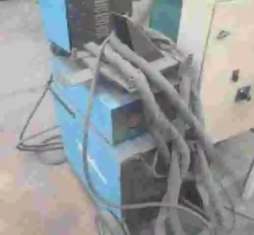 31. Maquina de fabricacion de puntales de obra. A.M.I srl