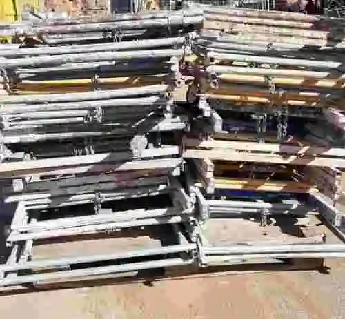 6. LOTE 30 borriquetas de ancho 0,72 metros x alto 0,85 metros